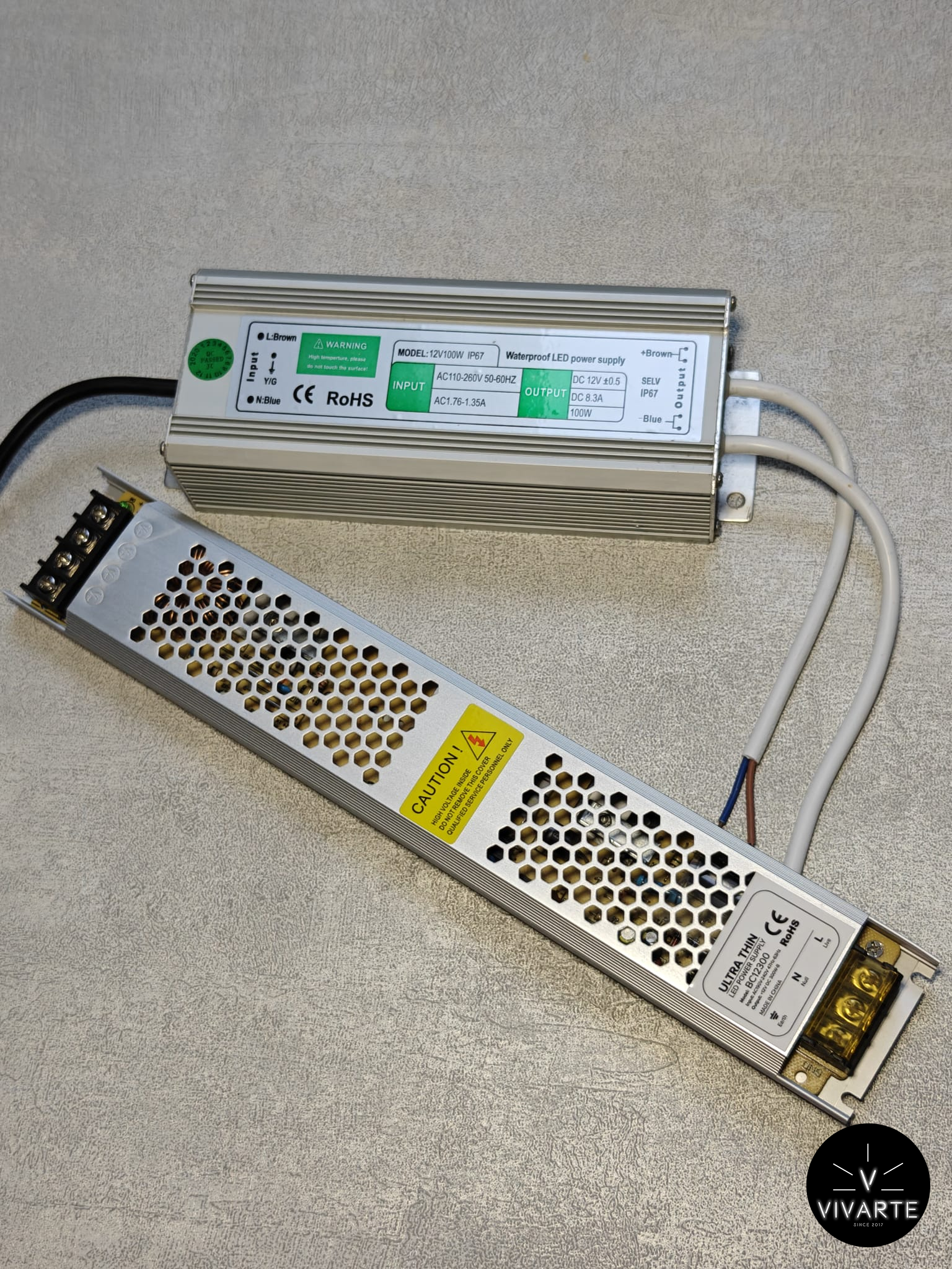 Vivarte LED-toiteplokid 12V / 24V – IP20 alumiiniumkorpuses ja IP67 veekindel mudel kõrvuti