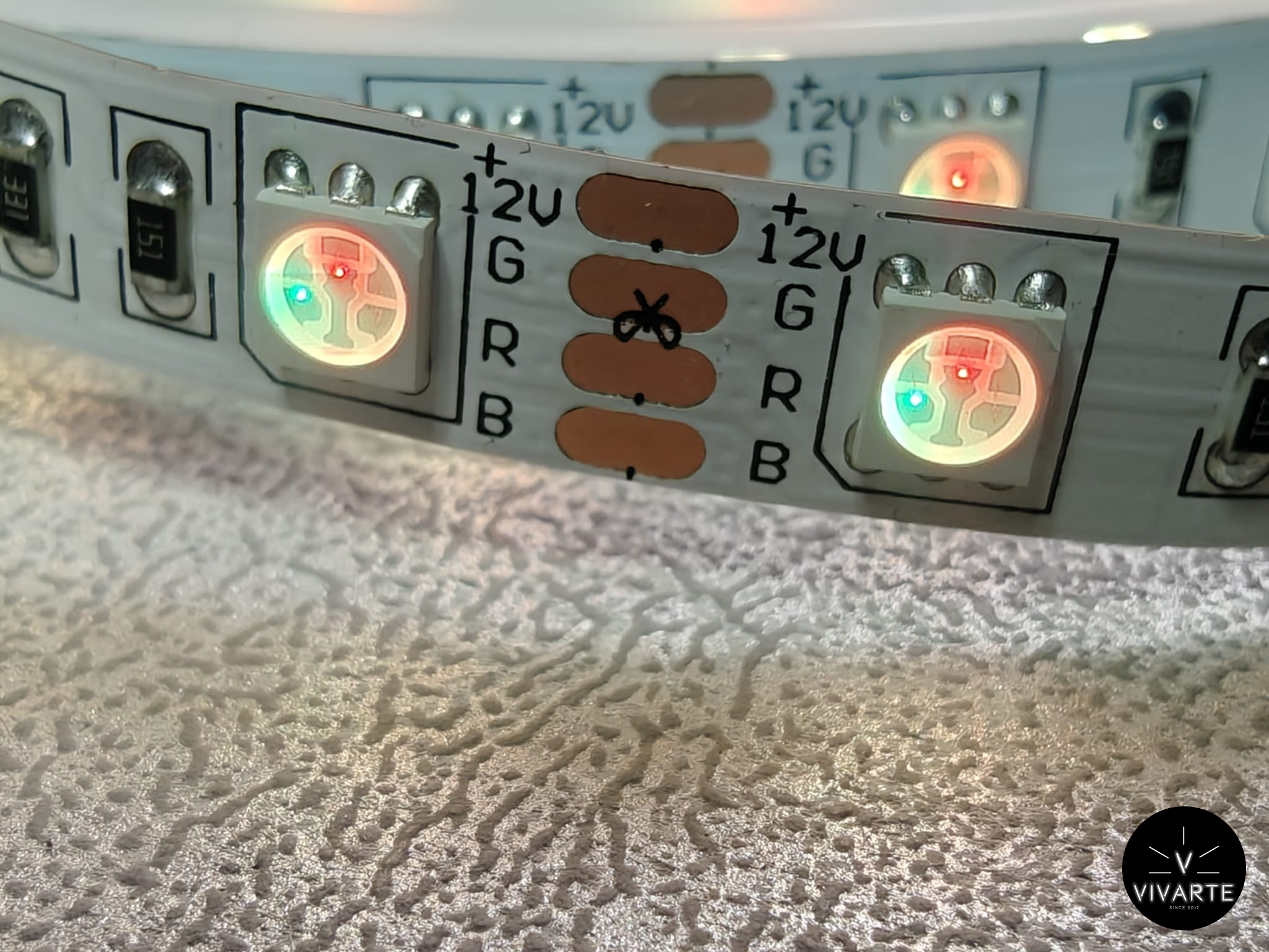 Vivarte SMD 5050 RGB LED-riba lähivaade – 12V dioodid, IP20, 12W/m, 60 LED/m, 5 m rull (valge segatakse R+G+B kanalitest)