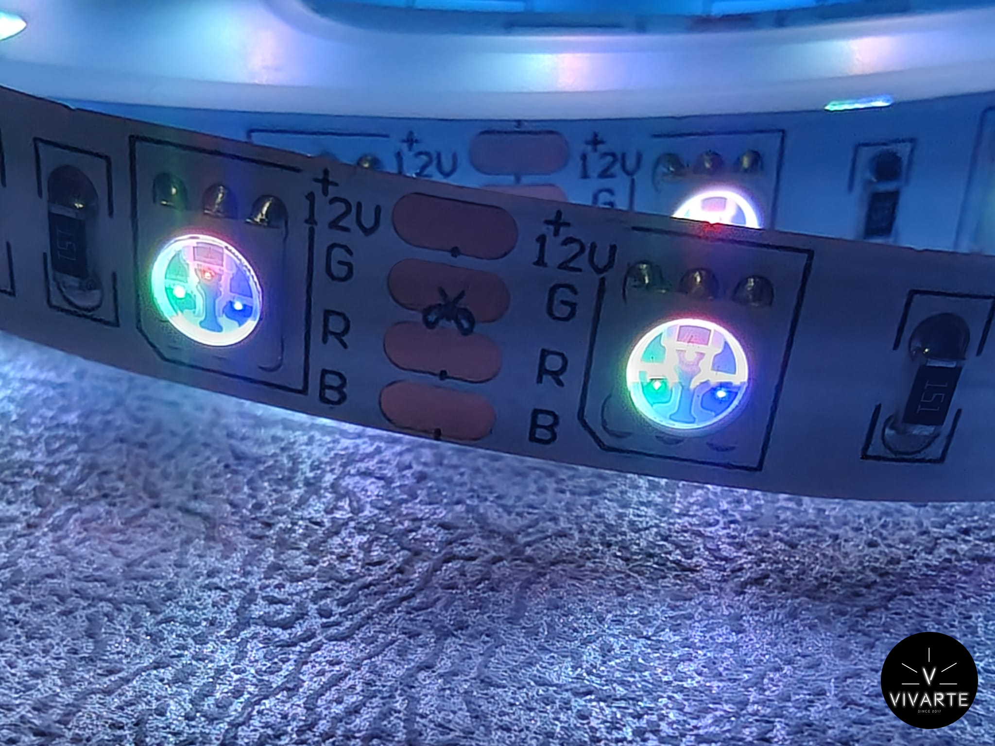 Vivarte SMD 5050 RGB LED-riba lähivaade – valge valgus segatud R+G+B kanalitest, IP20, 12W/m, 12V/24V, 5 m rull