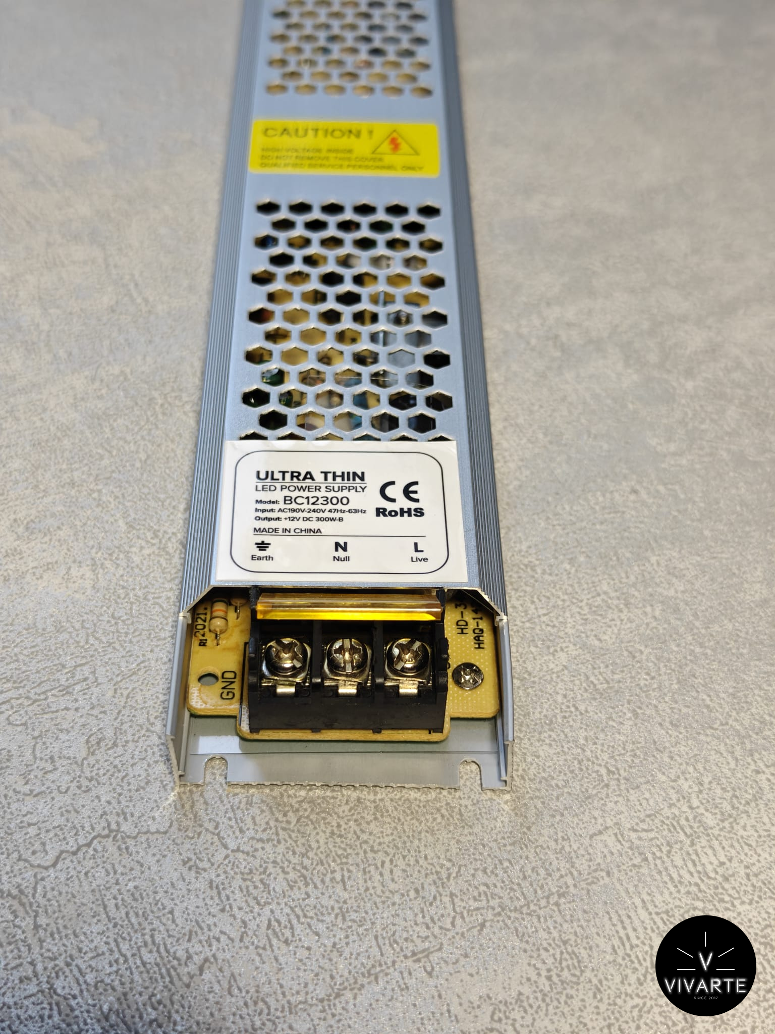 Õhuke alumiiniumkorpuses LED-toiteplokk 12V / 24V IP20 – sisendklemmid ja korpus