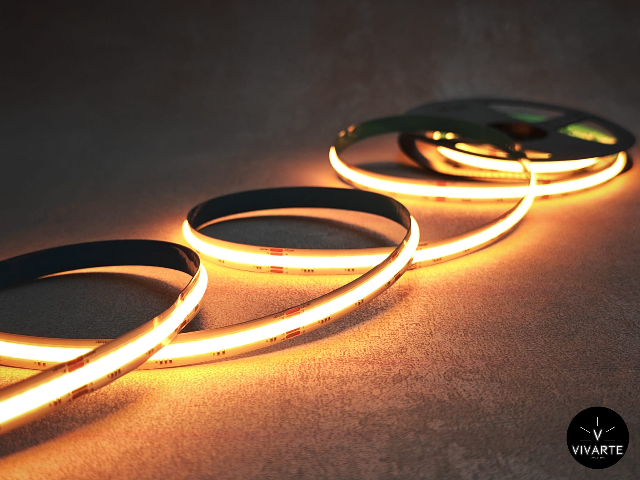 FCOB RGB LED-riba – kollaseks seatud toon kontrollerist; ühtlane “täppideta” valgusjoon; valge või must PCB – Vivarte