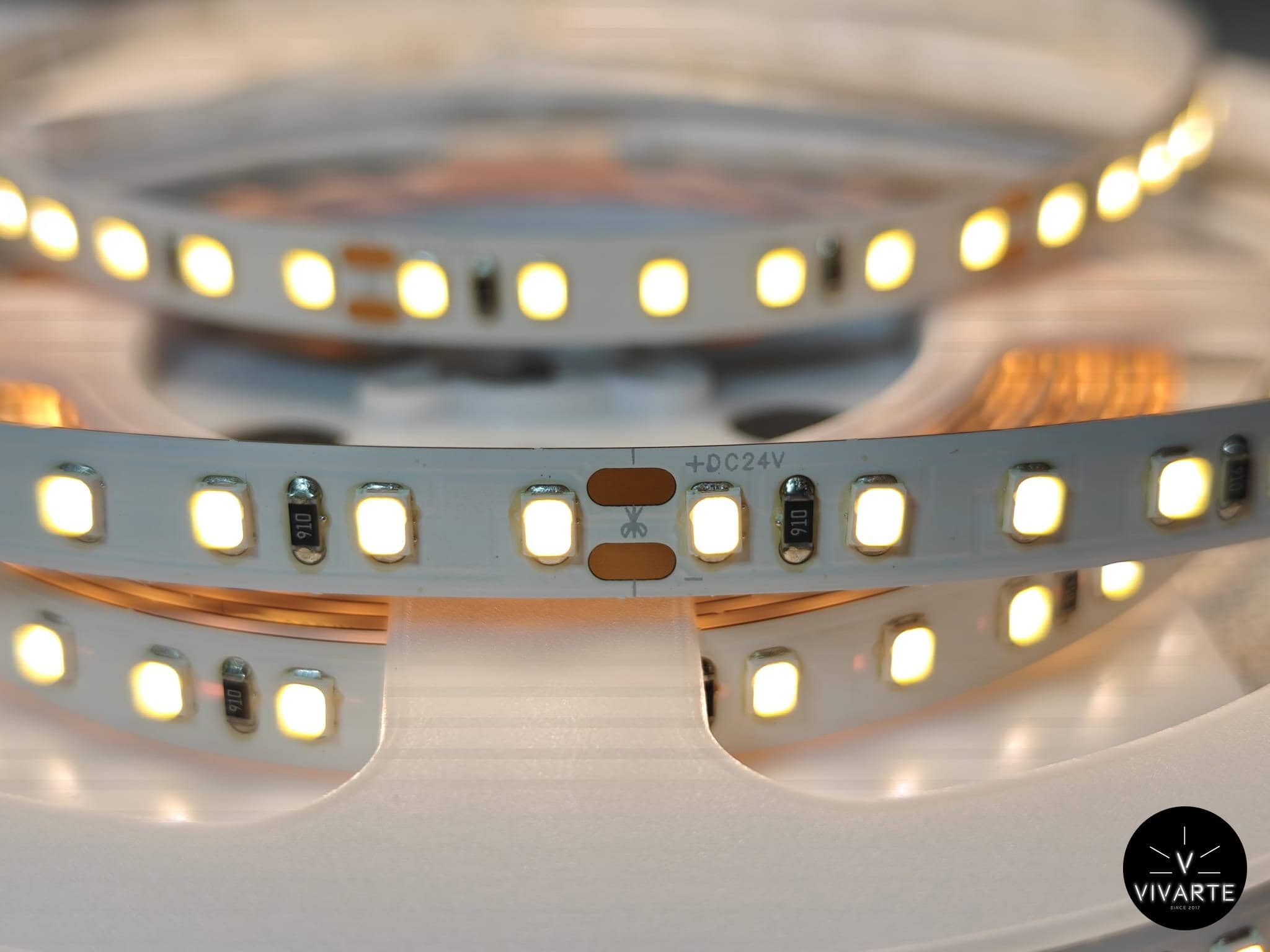 SMD 2835 LED-riba – 12V/24V, 2700K/3000K/4000K/6000K, 8–10 mm, 60/120/240 LED/m, 4,8–24 W/m, 480–2400 lm/m, CRI 90, lõigatav 25–100 mm, IP20/IP65