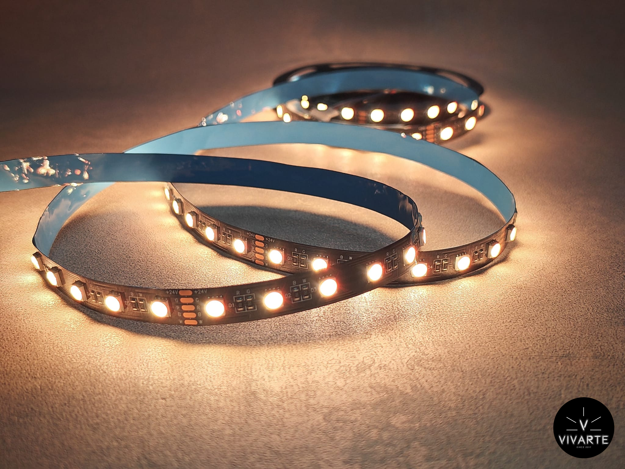 SMD 5050 RGBW 4-in-1 LED-riba (3000K W-kanal) – pildil kontrolleriga seatud kollane toon; must või valge PCB – Vivarte