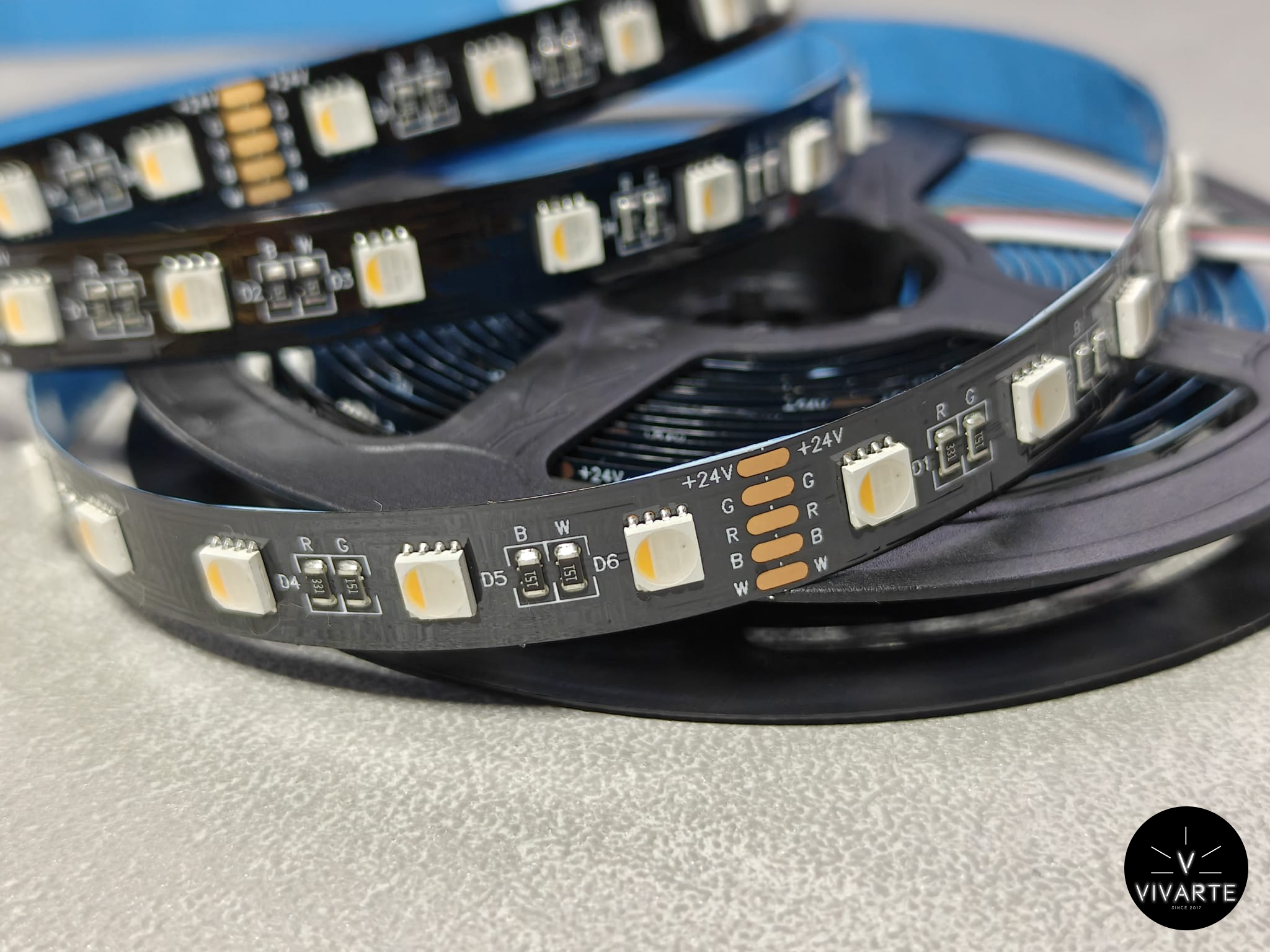 SMD RGBW 4-in-1 LED-riba – 60 LED/m, CRI 90, IP30, 12/24V, 12 W/m, 10 mm lai, must alus