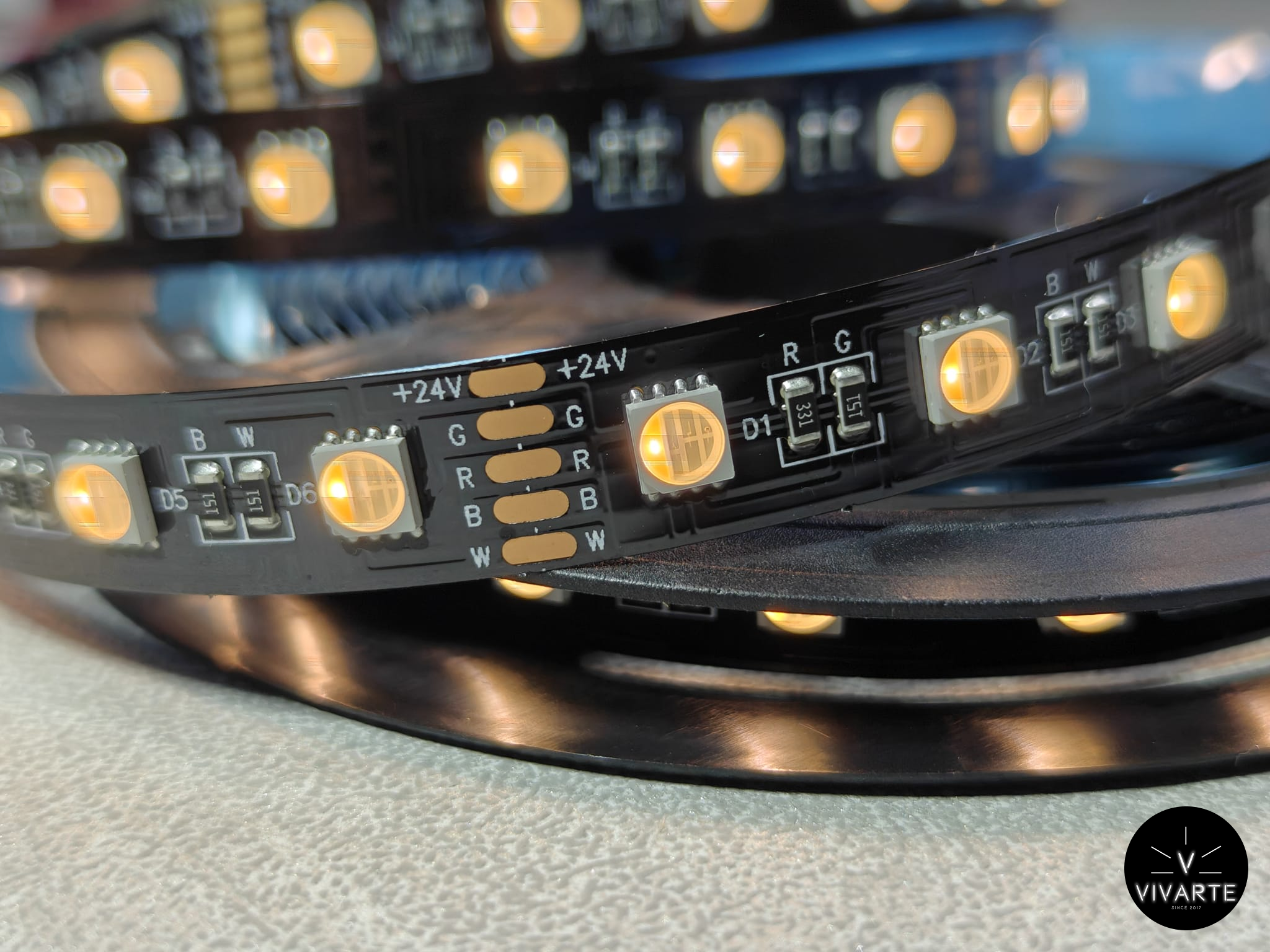 SMD RGBW 4-in-1 LED-riba töötab – 60 LED/m, CRI 90, IP30, 12/24V, 12 W/m, 10 mm, must alus